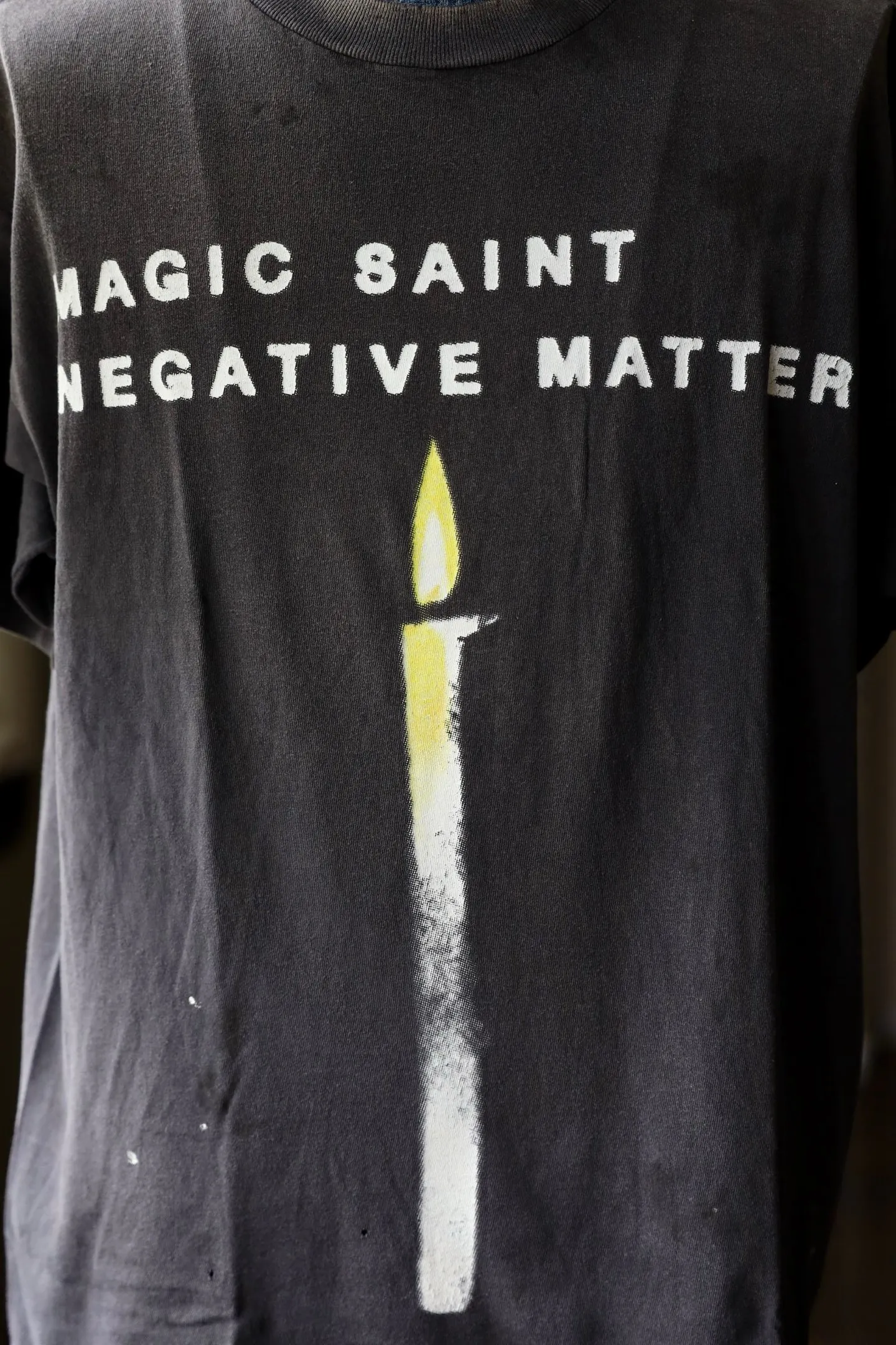 SAINT Mxxxxxx CANDLE SS TEE/BLK Slogan candle distressed TEE Little angel short sleeves on the back Washed in black S-XL Same as the original version Cylindrical side seam OE yarn fabric Garment dyeing Fade in heavy washes Fade with horse plaster on the bust Correct version matching Original version accessories Original level printing restoration